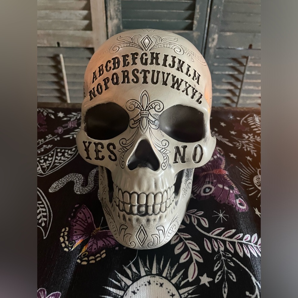 NWOT OUIJA Black And White Resin Skull Gothic Halloween 🌞🖤💀🖤🌙